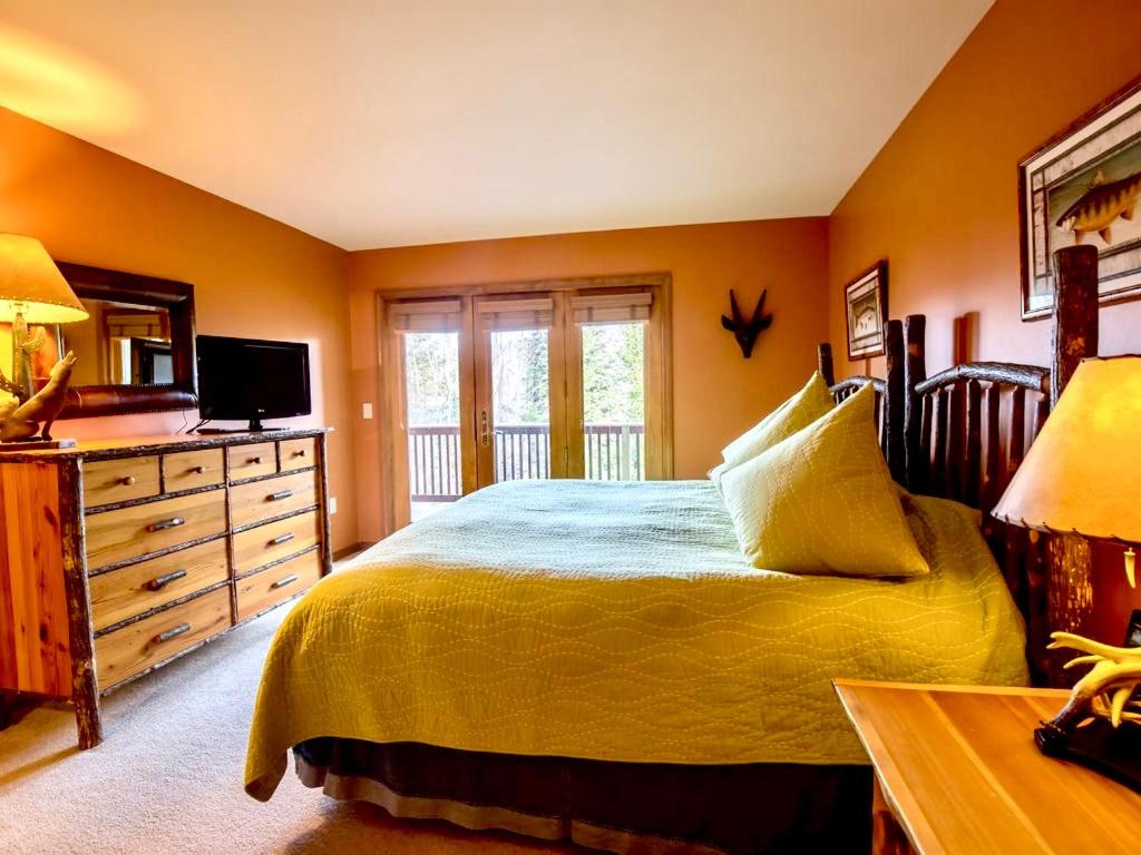 | C3 Crawford Ridge Townhome with Mt Washington views - just a short walk from ski lodge and slopes