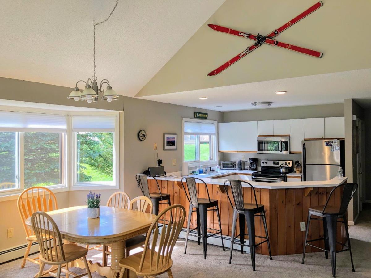  | F3 Fairway Village Condo with great mountain views, 8 minute walk from Omni Mount Washington Hotel!