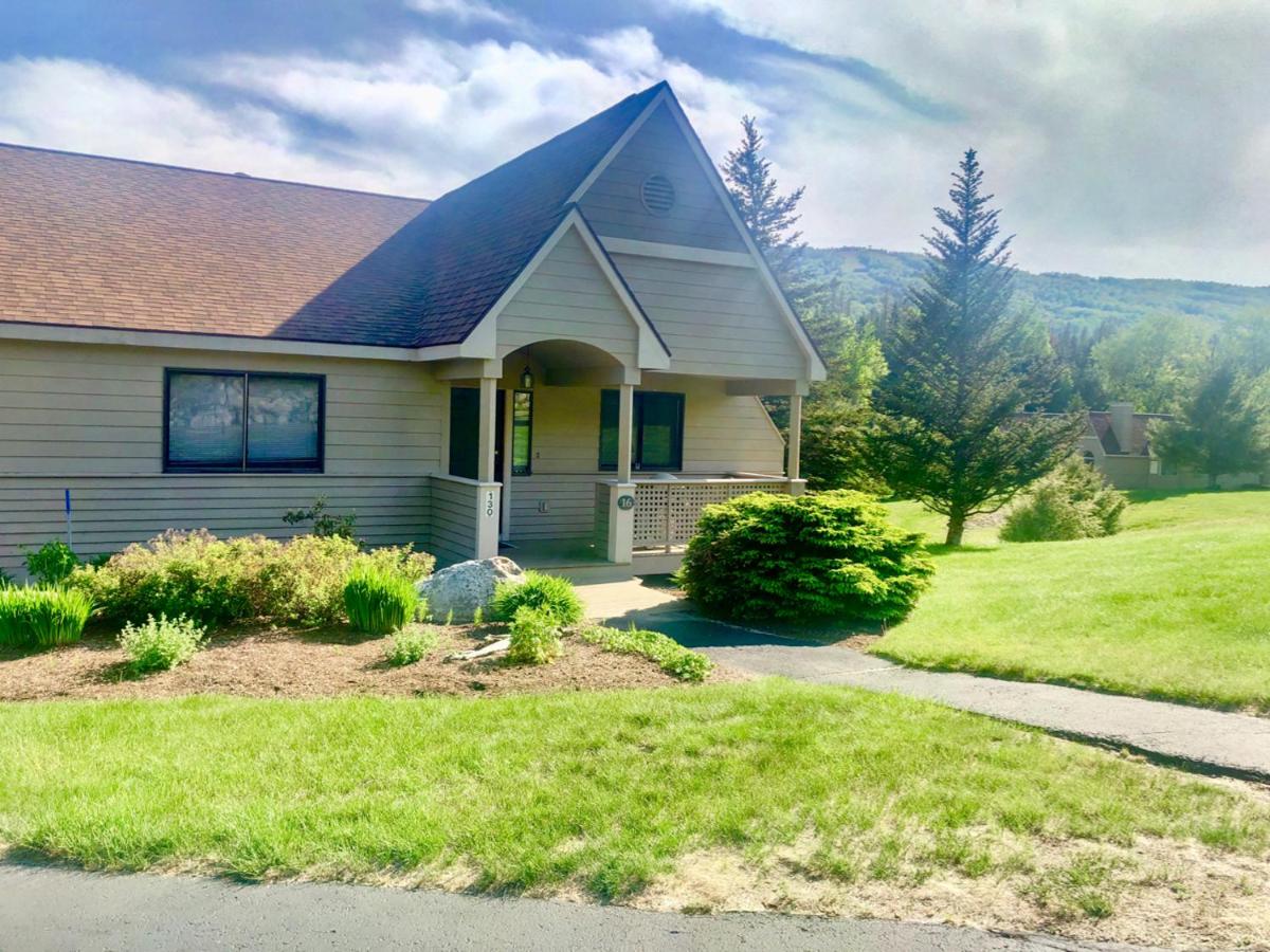 | F3 Fairway Village Condo with great mountain views, 8 minute walk from Omni Mount Washington Hotel!
