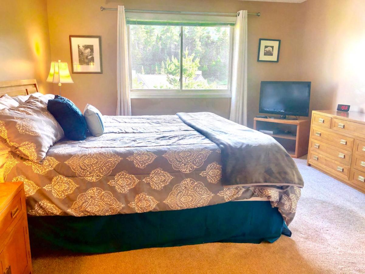 | F3 Fairway Village Condo with great mountain views, 8 minute walk from Omni Mount Washington Hotel!