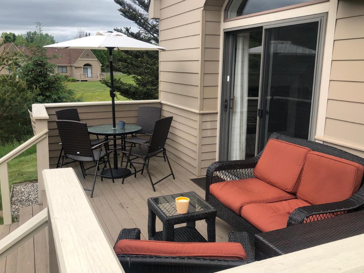 | F3 Fairway Village Condo with great mountain views, 8 minute walk from Omni Mount Washington Hotel!