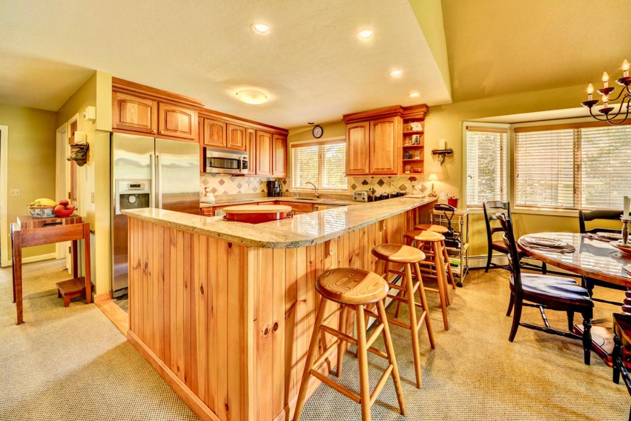 | F8 Luxurious Mt Washington Hotel golf course home Wifi, cable, air conditioning