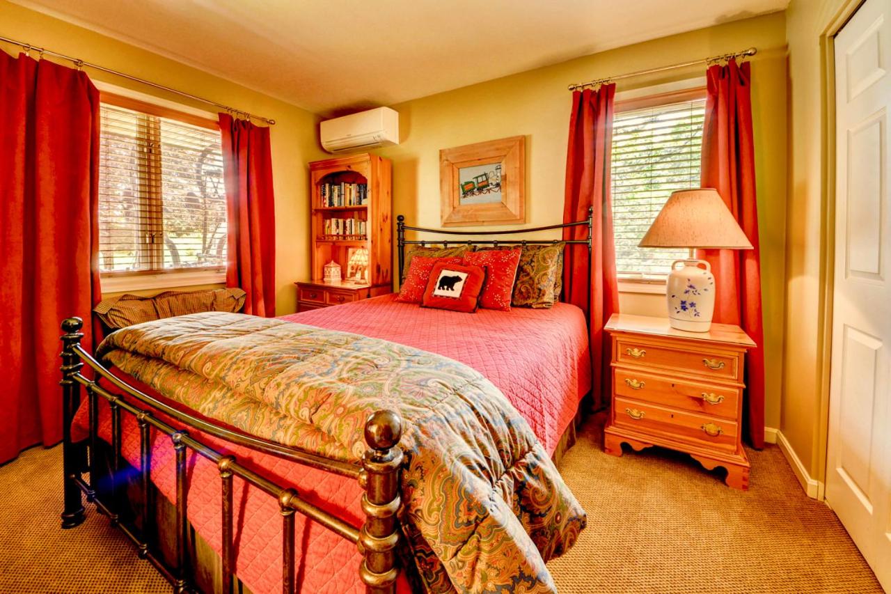 | F8 Luxurious Mt Washington Hotel golf course home Wifi, cable, air conditioning
