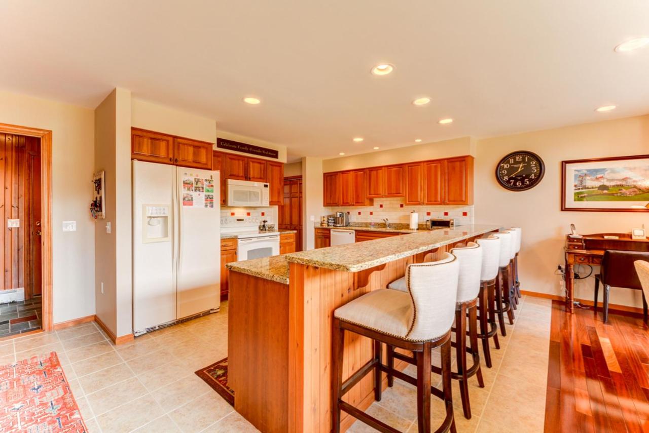 | H4 Ski Slope Views! Bretton Woods condo with easy access to Mt Washington, Skiing, White Mountains!