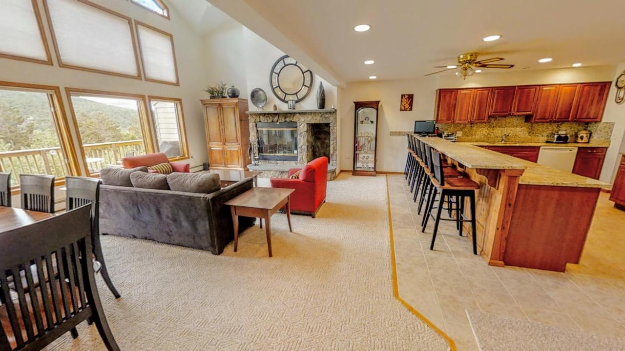 | H5 Luxurious StoneHill Townhome with magnificent ski slopes view, hot tub!