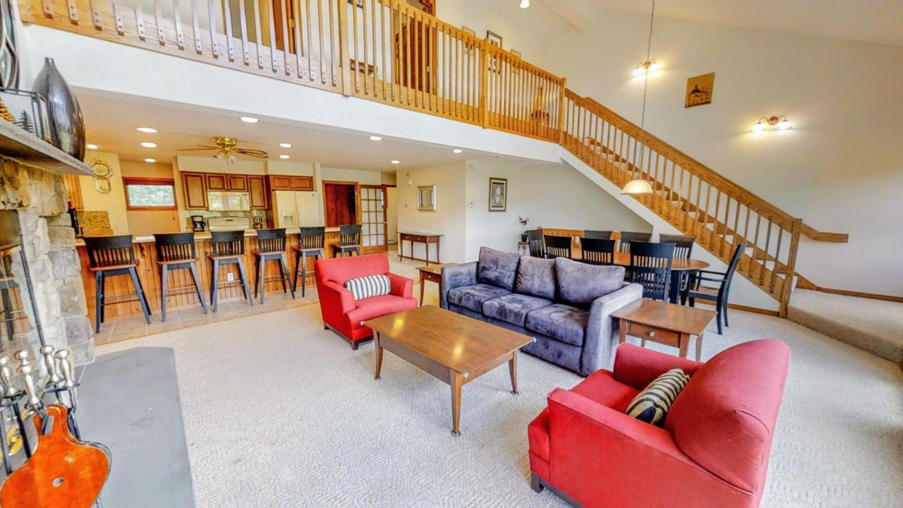 | H5 Luxurious StoneHill Townhome with magnificent ski slopes view, hot tub!