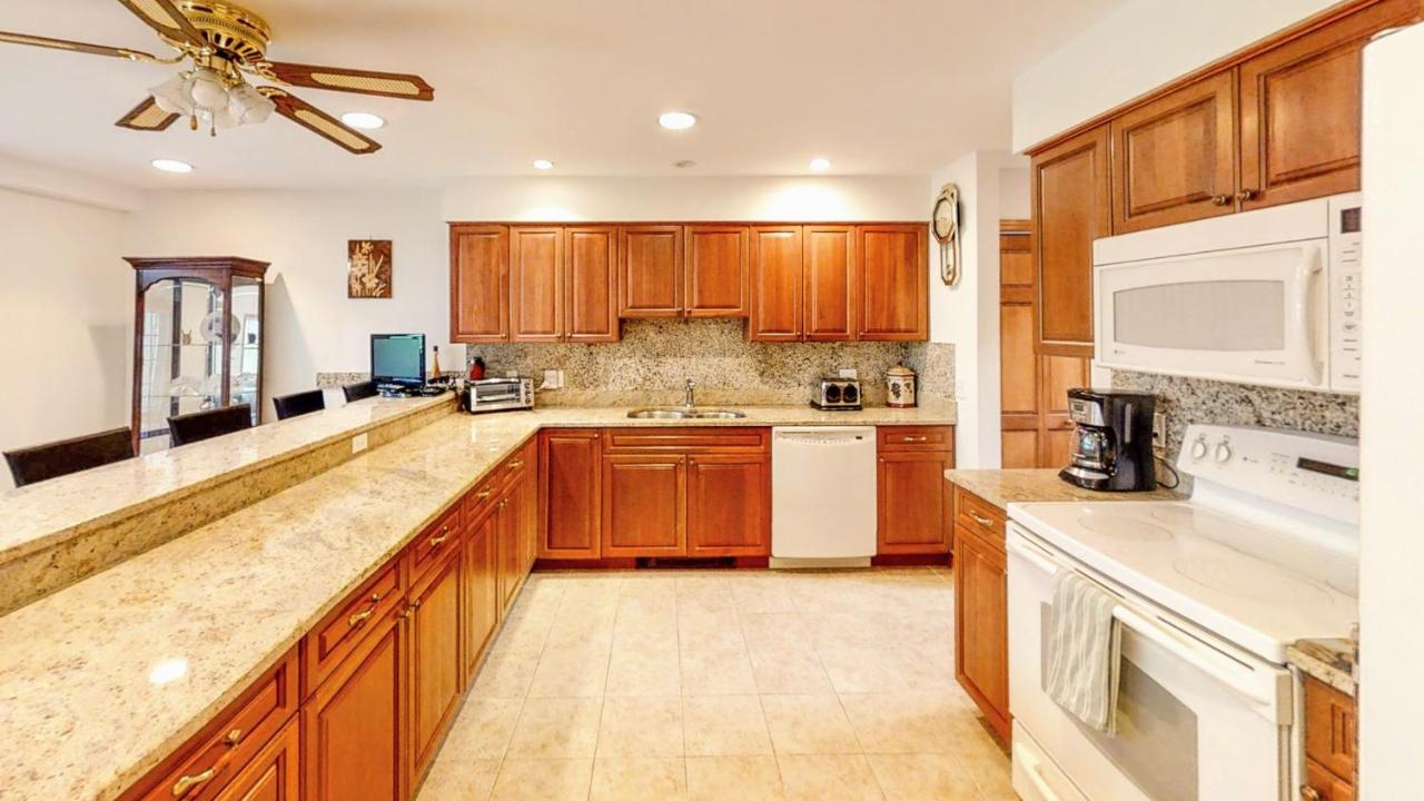 | H5 Luxurious StoneHill Townhome with magnificent ski slopes view, hot tub!