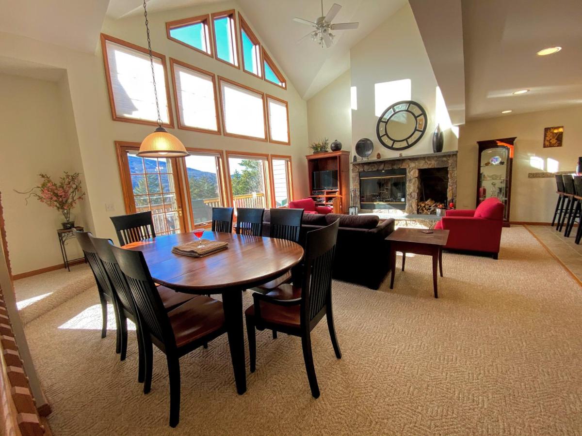 | H5 Luxurious StoneHill Townhome with magnificent ski slopes view, hot tub!