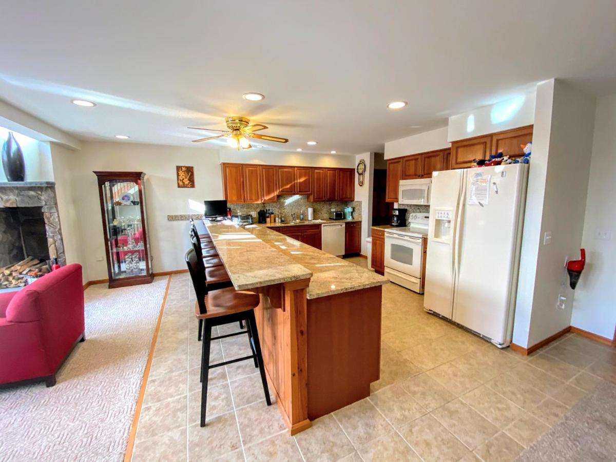 | H5 Luxurious StoneHill Townhome with magnificent ski slopes view, hot tub!