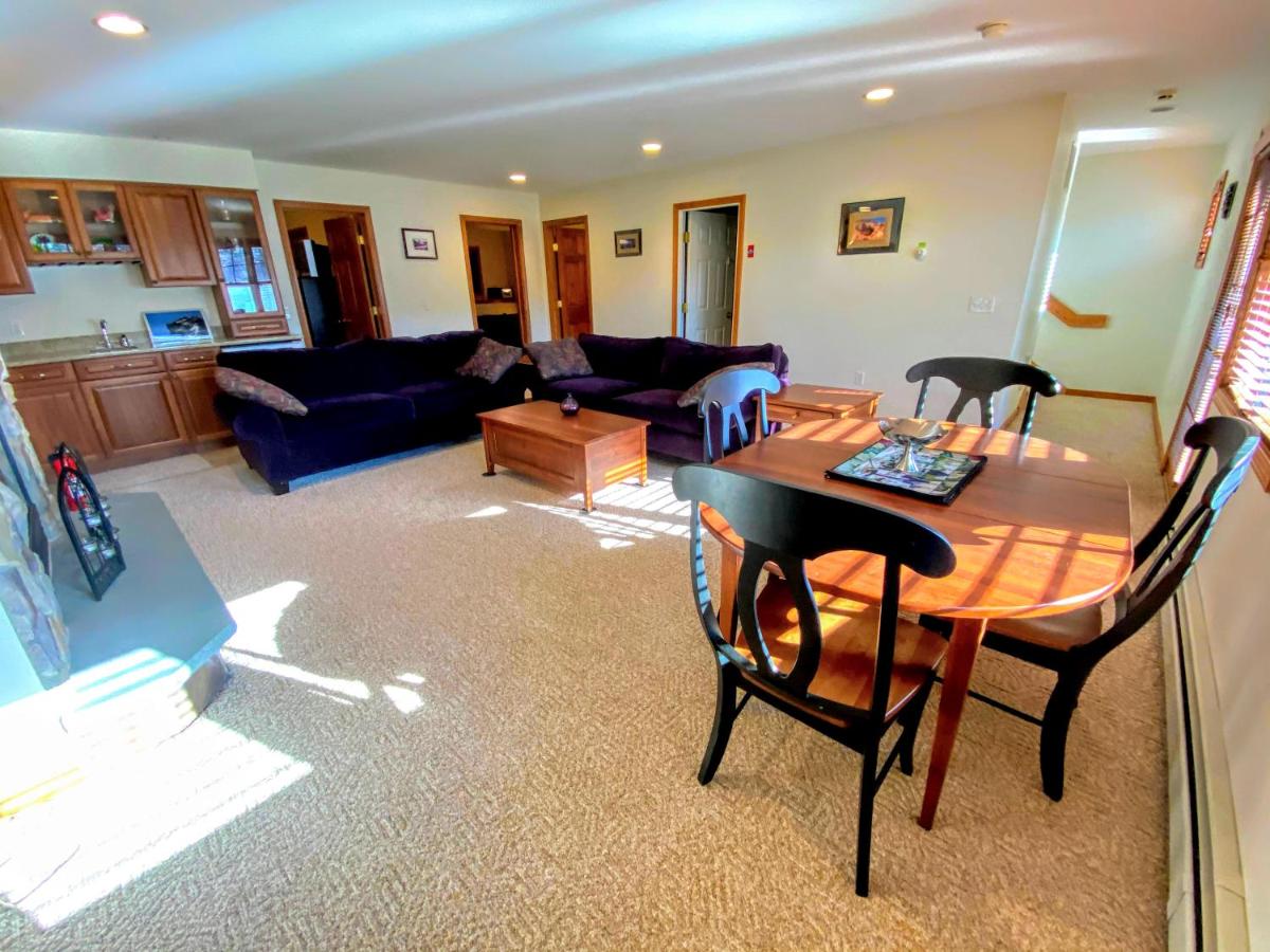 | H5 Luxurious StoneHill Townhome with magnificent ski slopes view, hot tub!