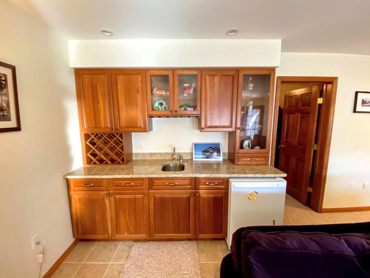 | H5 Luxurious StoneHill Townhome with magnificent ski slopes view, hot tub!