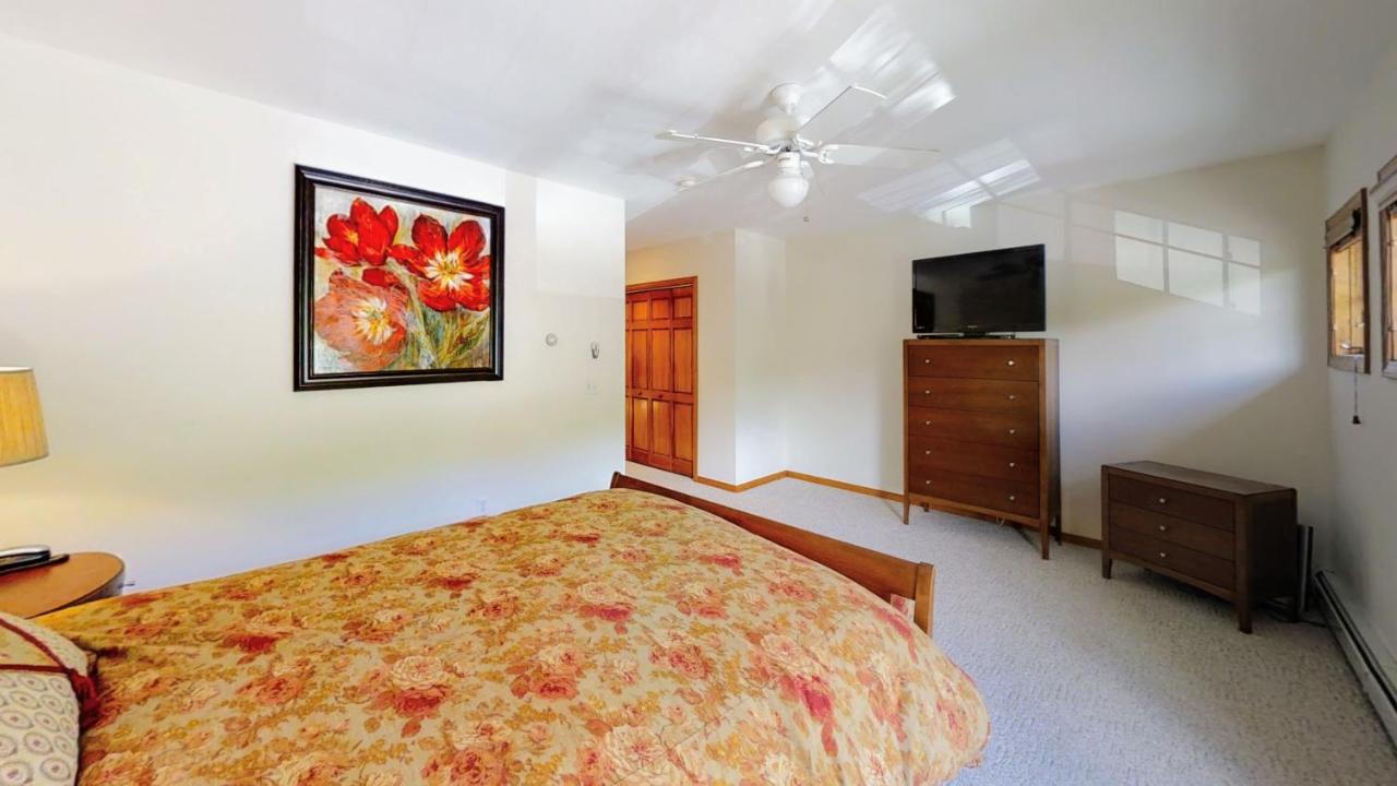 | H5 Luxurious StoneHill Townhome with magnificent ski slopes view, hot tub!