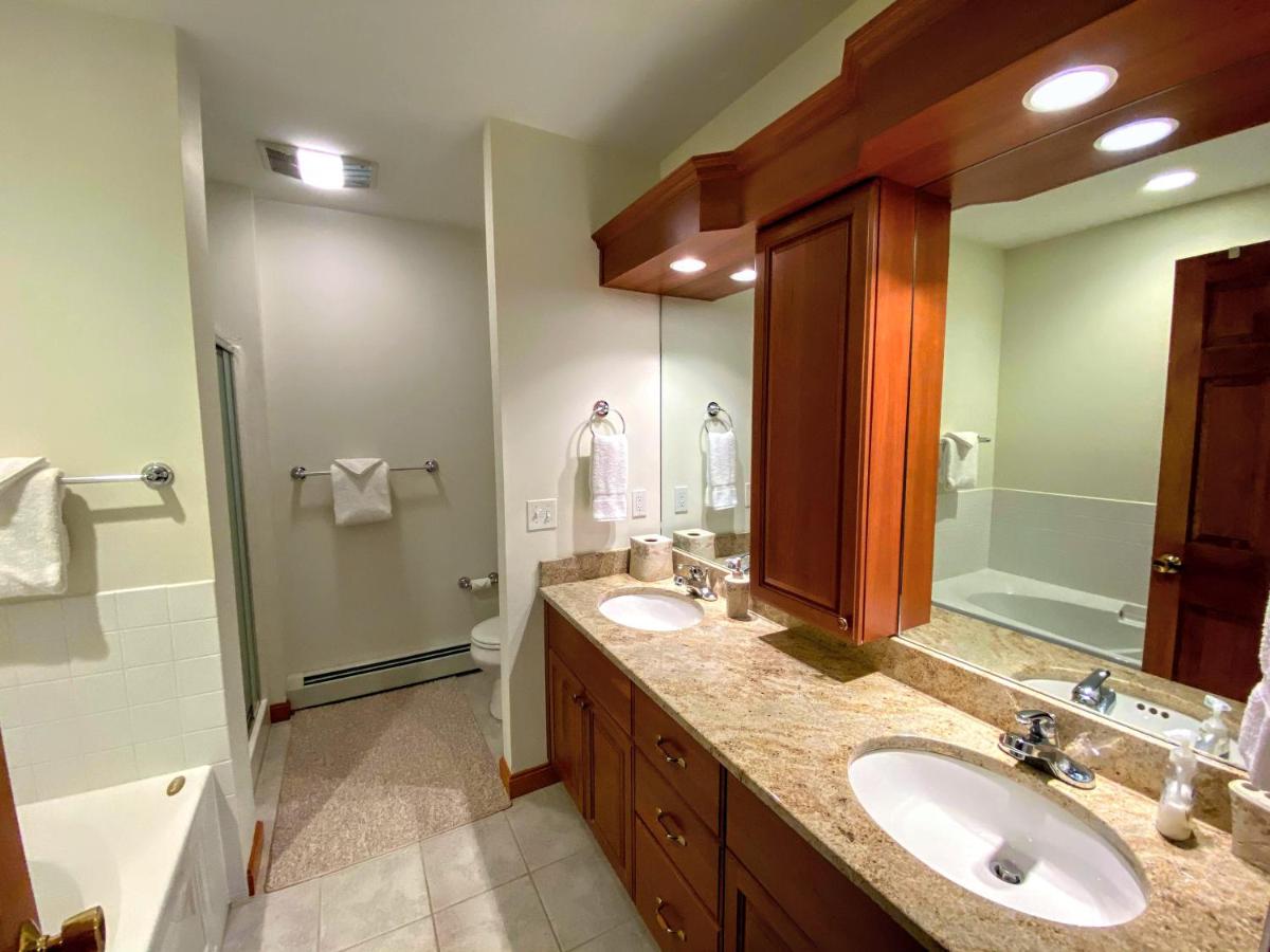 | H5 Luxurious StoneHill Townhome with magnificent ski slopes view, hot tub!