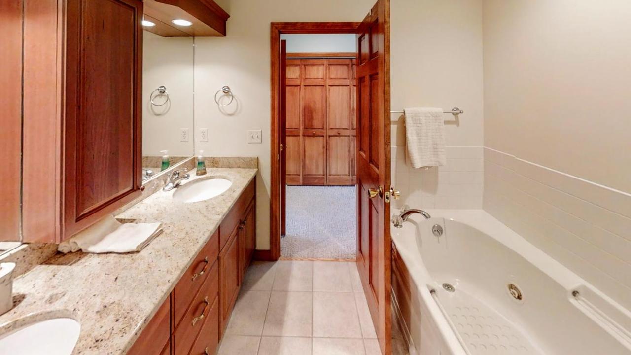 | H5 Luxurious StoneHill Townhome with magnificent ski slopes view, hot tub!