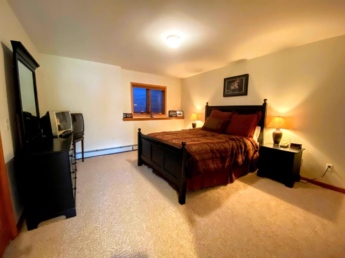 | H5 Luxurious StoneHill Townhome with magnificent ski slopes view, hot tub!