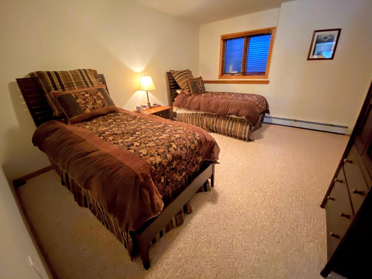 | H5 Luxurious StoneHill Townhome with magnificent ski slopes view, hot tub!
