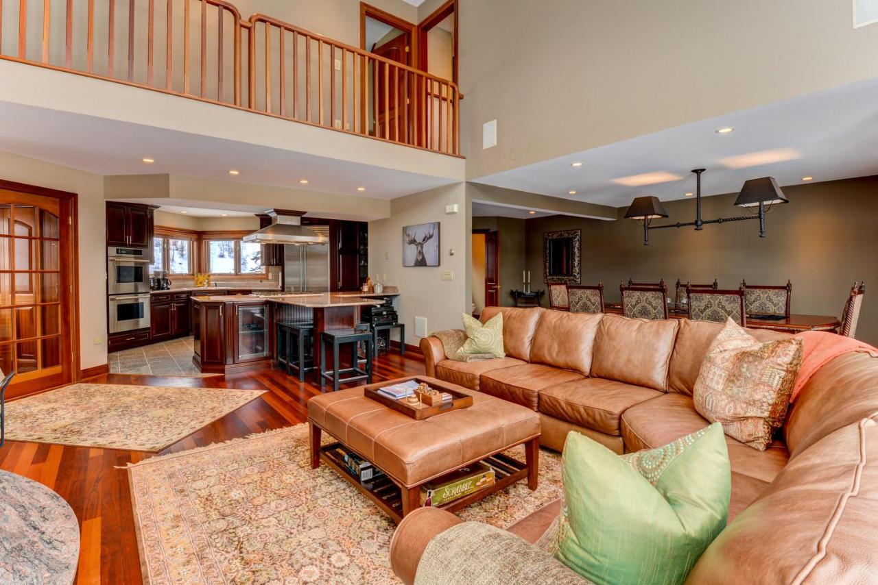 | C2 Luxurious townhome, stunning views, AC, stone fireplace, beautiful kitchen STEPS TO SKI TRAIL