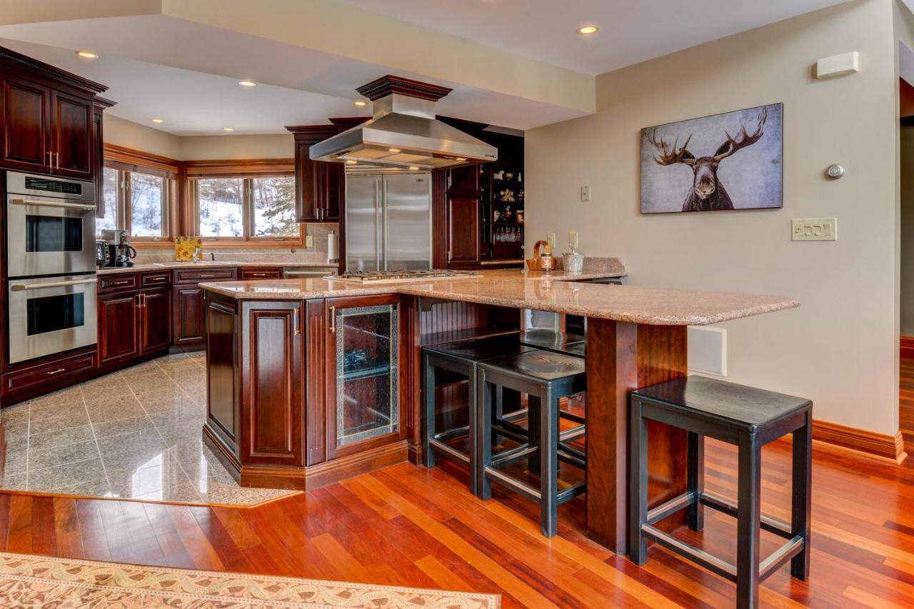 | C2 Luxurious townhome, stunning views, AC, stone fireplace, beautiful kitchen STEPS TO SKI TRAIL