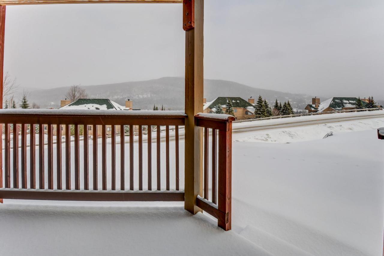 | C2 Luxurious townhome, stunning views, AC, stone fireplace, beautiful kitchen STEPS TO SKI TRAIL