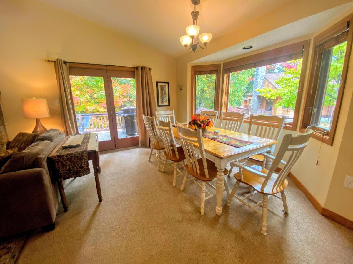 | O1 Slopeside Bretton Woods cottage with AC, large patio and private yard Walk to slopes