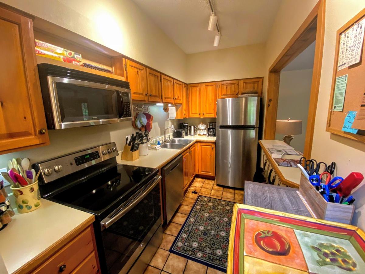 | O1 Slopeside Bretton Woods cottage with AC, large patio and private yard Walk to slopes
