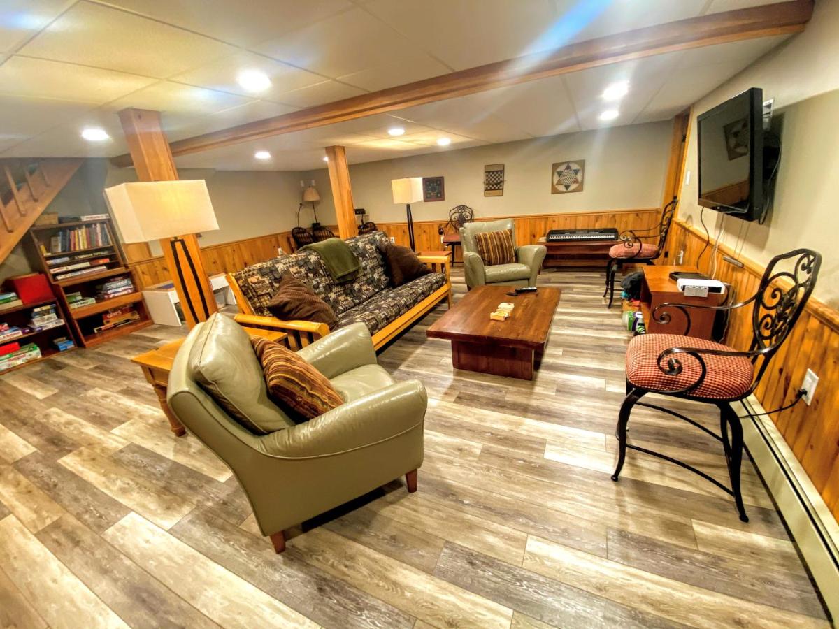 | O1 Slopeside Bretton Woods cottage with AC, large patio and private yard Walk to slopes