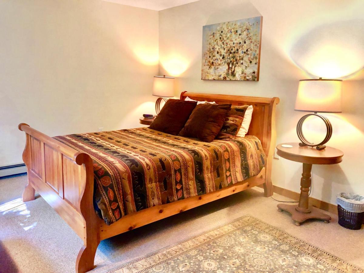 | O1 Slopeside Bretton Woods cottage with AC, large patio and private yard Walk to slopes