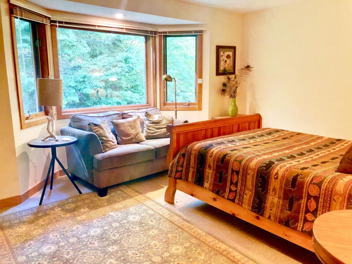 | O1 Slopeside Bretton Woods cottage with AC, large patio and private yard Walk to slopes