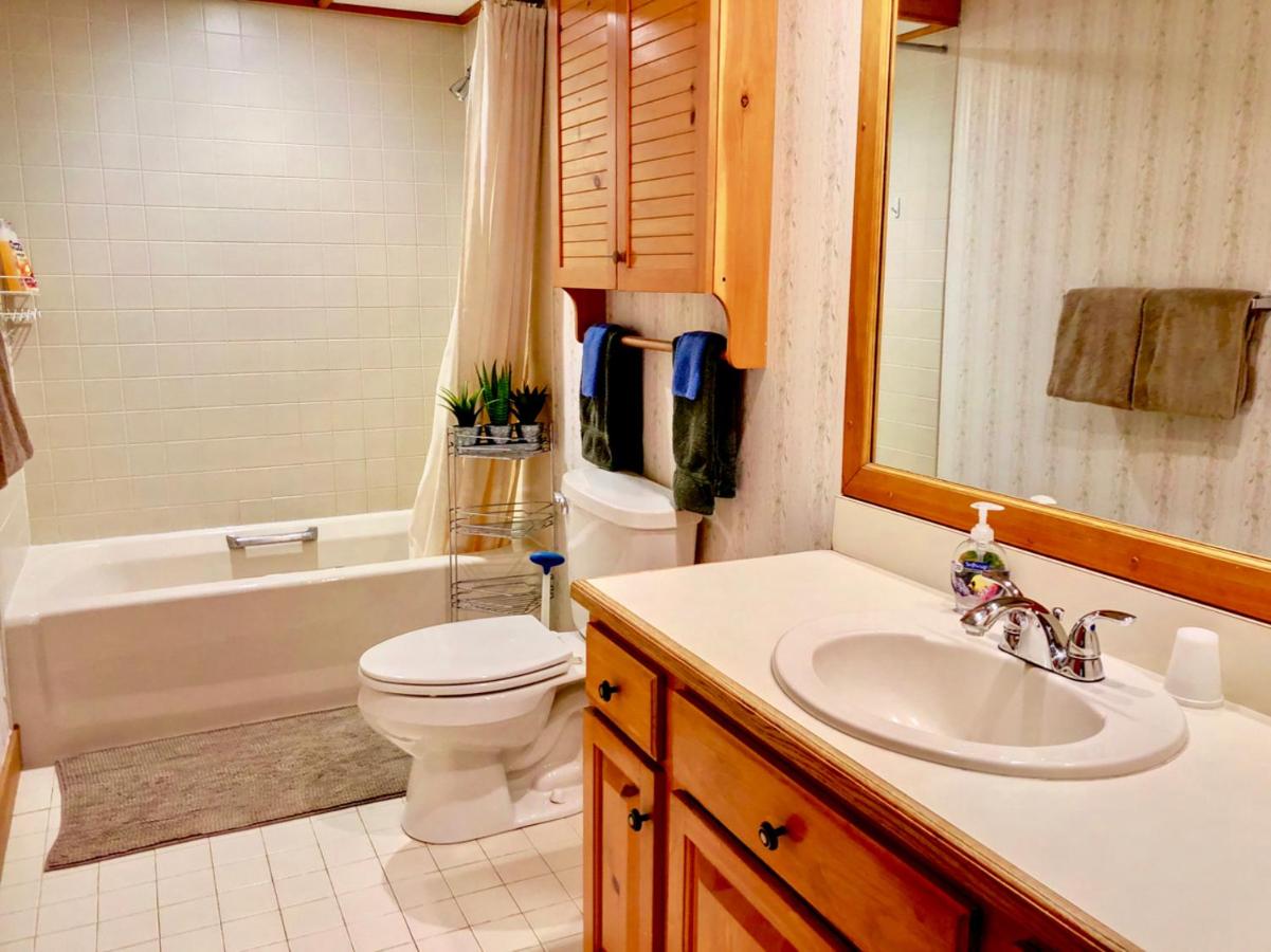 | O1 Slopeside Bretton Woods cottage with AC, large patio and private yard Walk to slopes