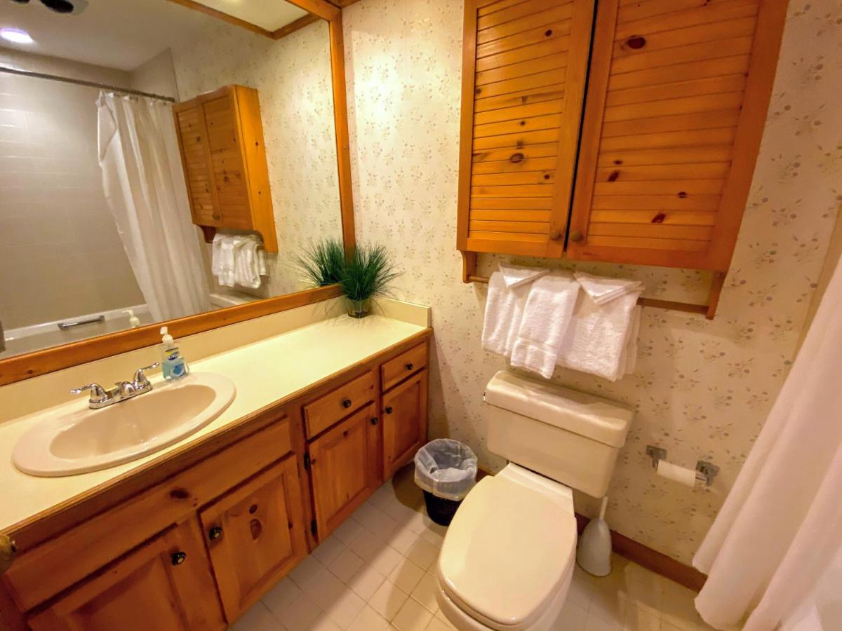 | O1 Slopeside Bretton Woods cottage with AC, large patio and private yard Walk to slopes