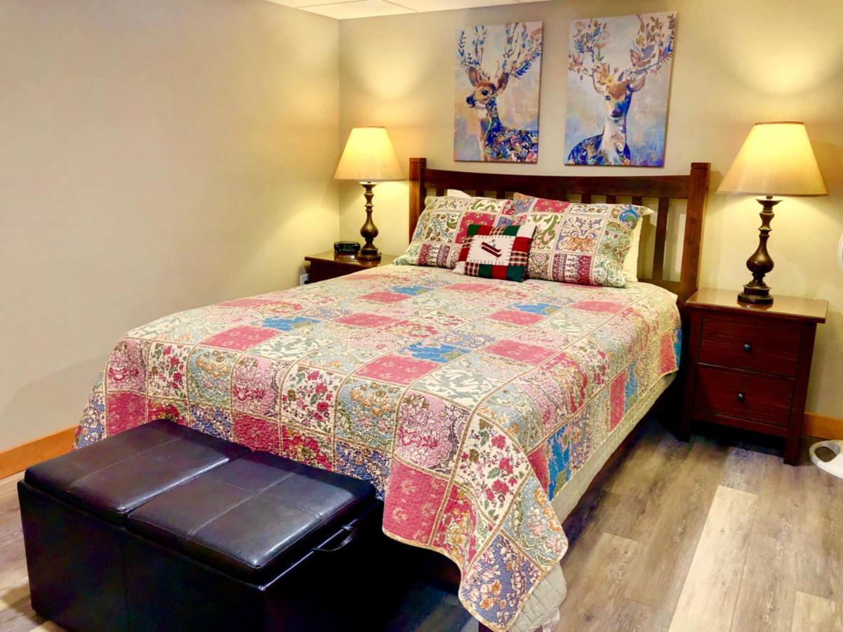 | O1 Slopeside Bretton Woods cottage with AC, large patio and private yard Walk to slopes