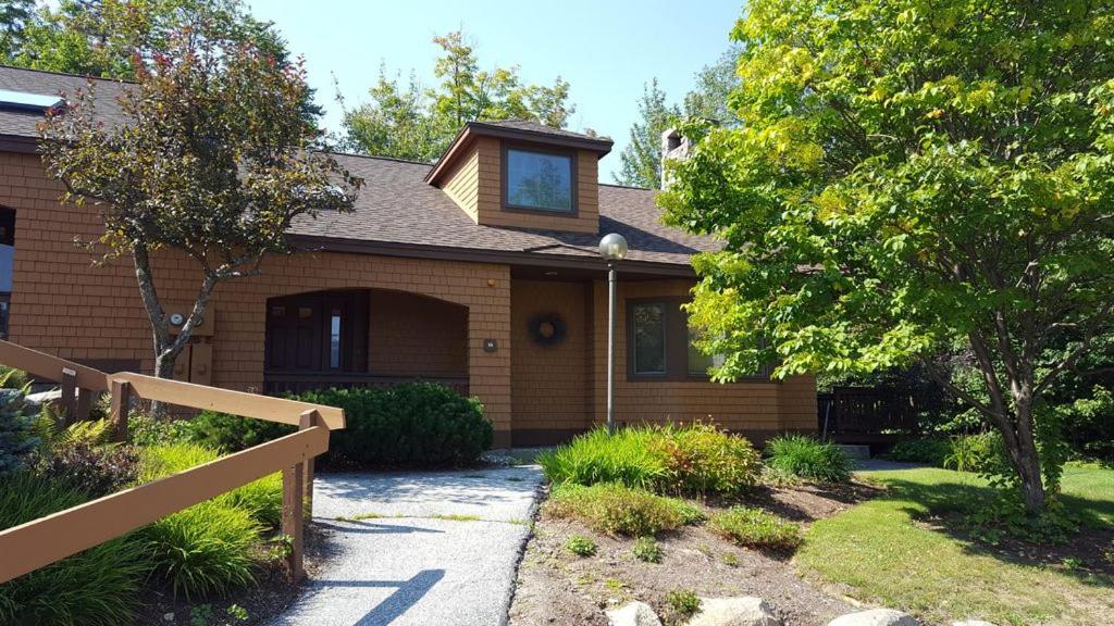 | O1 Slopeside Bretton Woods cottage with AC, large patio and private yard Walk to slopes