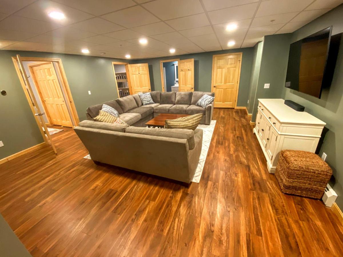 | O6 Newly renovated with high class upgrades Great ski access, boot warmer, ski rack, yard, AC