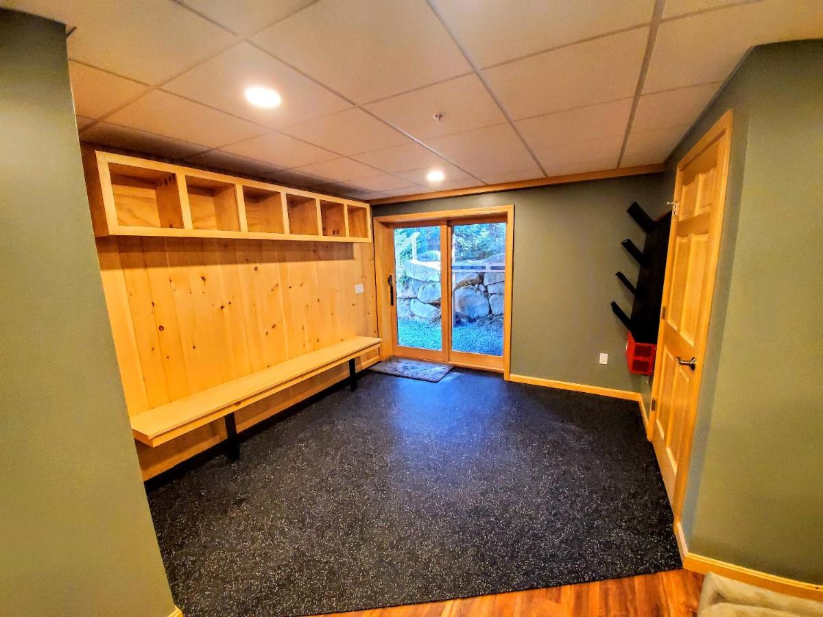 | O6 Newly renovated with high class upgrades Great ski access, boot warmer, ski rack, yard, AC