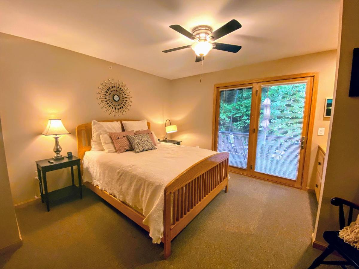 | O6 Newly renovated with high class upgrades Great ski access, boot warmer, ski rack, yard, AC