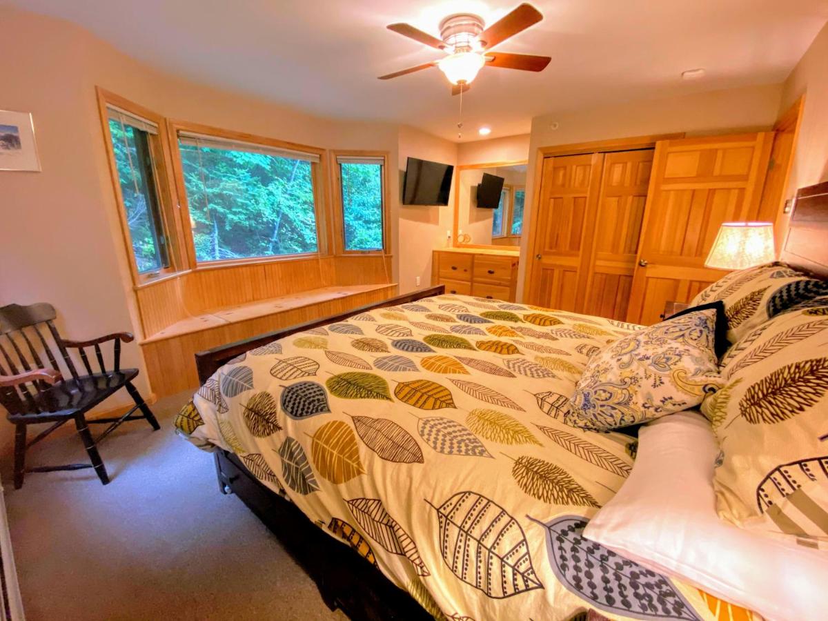 | O6 Newly renovated with high class upgrades Great ski access, boot warmer, ski rack, yard, AC