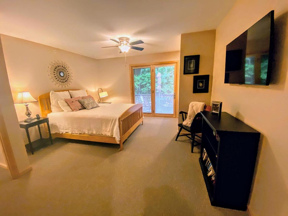 | O6 Newly renovated with high class upgrades Great ski access, boot warmer, ski rack, yard, AC