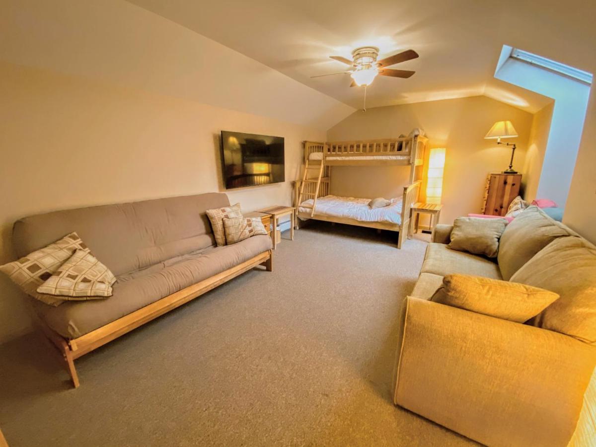 | O6 Newly renovated with high class upgrades Great ski access, boot warmer, ski rack, yard, AC