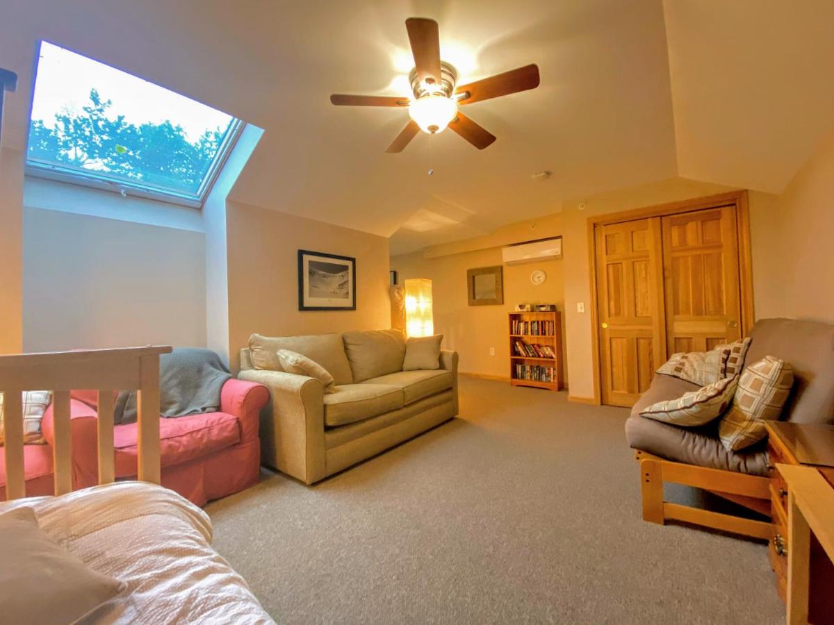 | O6 Newly renovated with high class upgrades Great ski access, boot warmer, ski rack, yard, AC