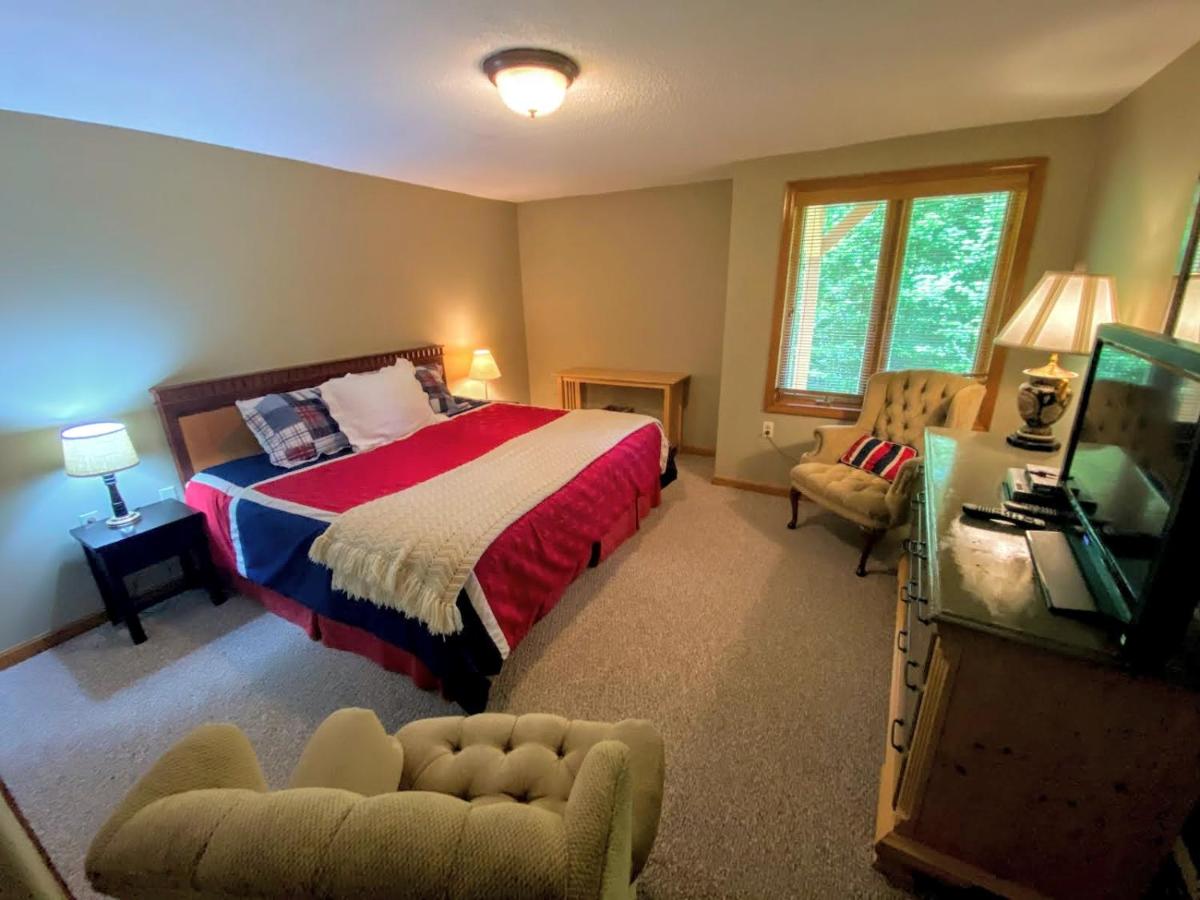 | W1 Cozy and comfortable Bretton Woods condo with ski slope views, fireplace