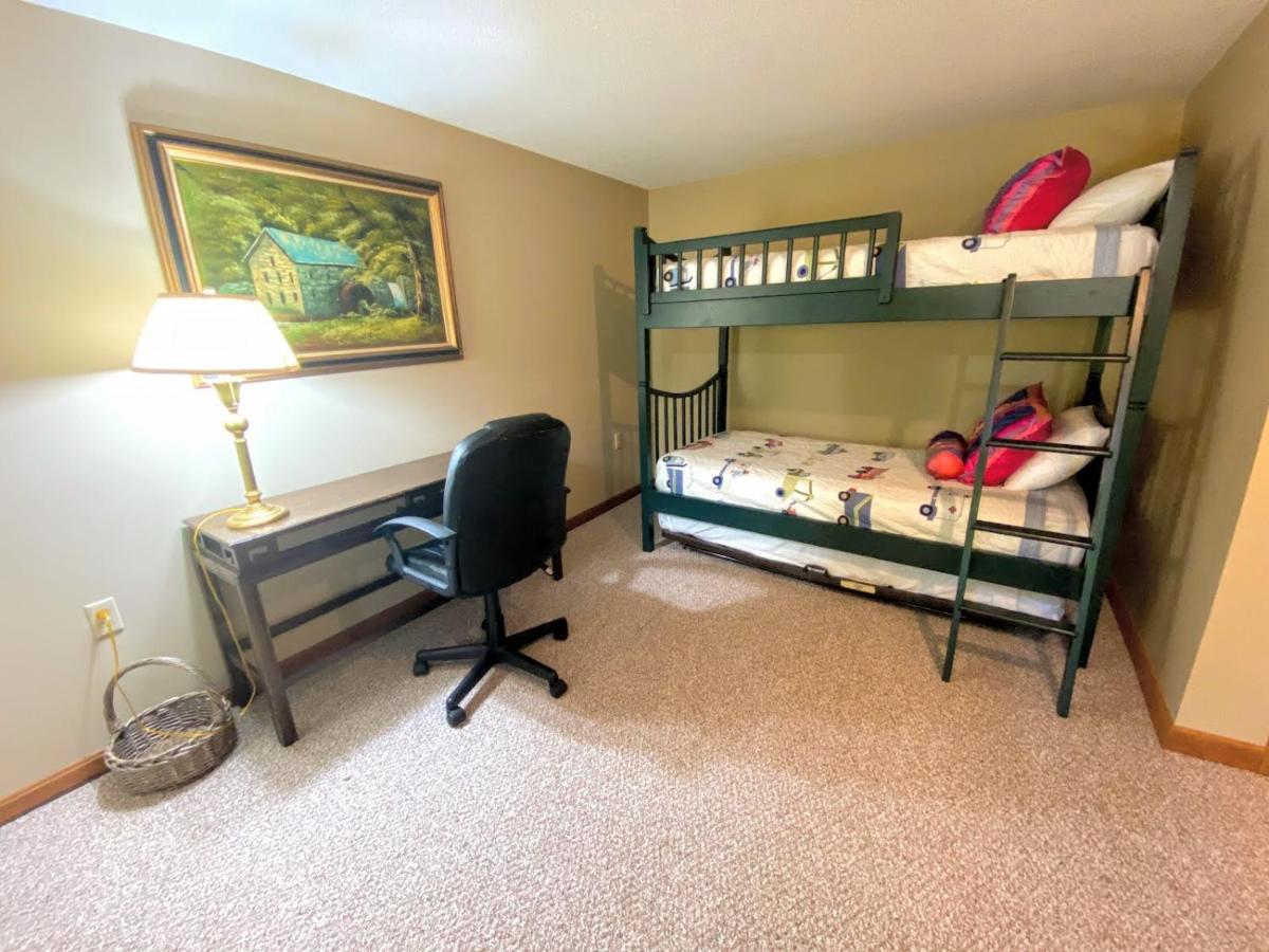 | W1 Cozy and comfortable Bretton Woods condo with ski slope views, fireplace
