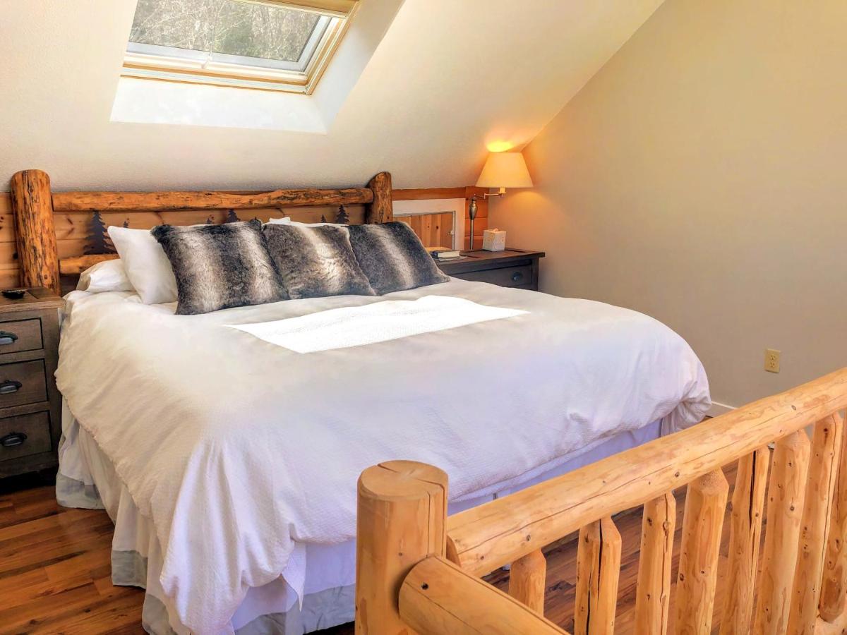 | R6 Upscale rustic Bretton Woods condo in unbeatable SKI-IN SKI-OUT location Fireplace fast WiFi