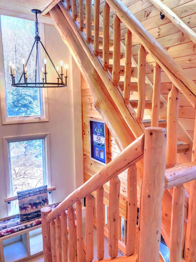  | R6 Upscale rustic Bretton Woods condo in unbeatable SKI-IN SKI-OUT location Fireplace fast WiFi