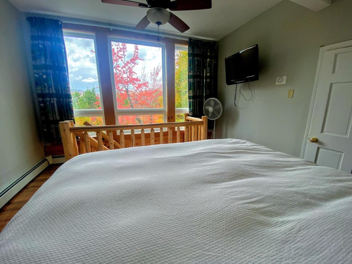 | R6 Upscale rustic Bretton Woods condo in unbeatable SKI-IN SKI-OUT location Fireplace fast WiFi
