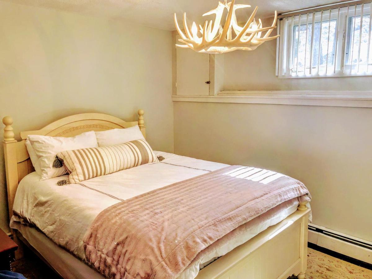 | R6 Upscale rustic Bretton Woods condo in unbeatable SKI-IN SKI-OUT location Fireplace fast WiFi