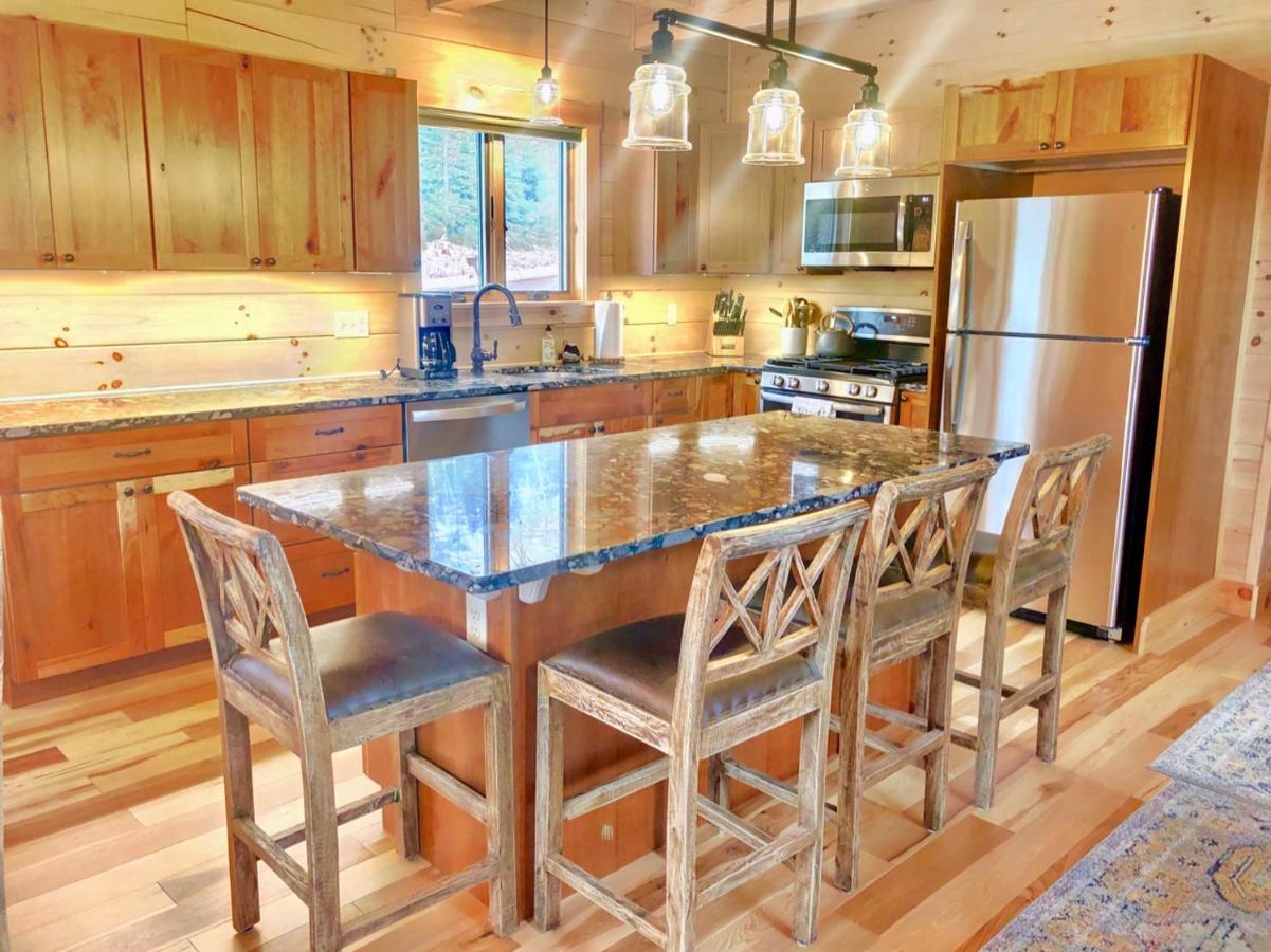  | UV Log home with direct Cannon Mountain views Minutes to attractions Fireplace, Pool Table, AC