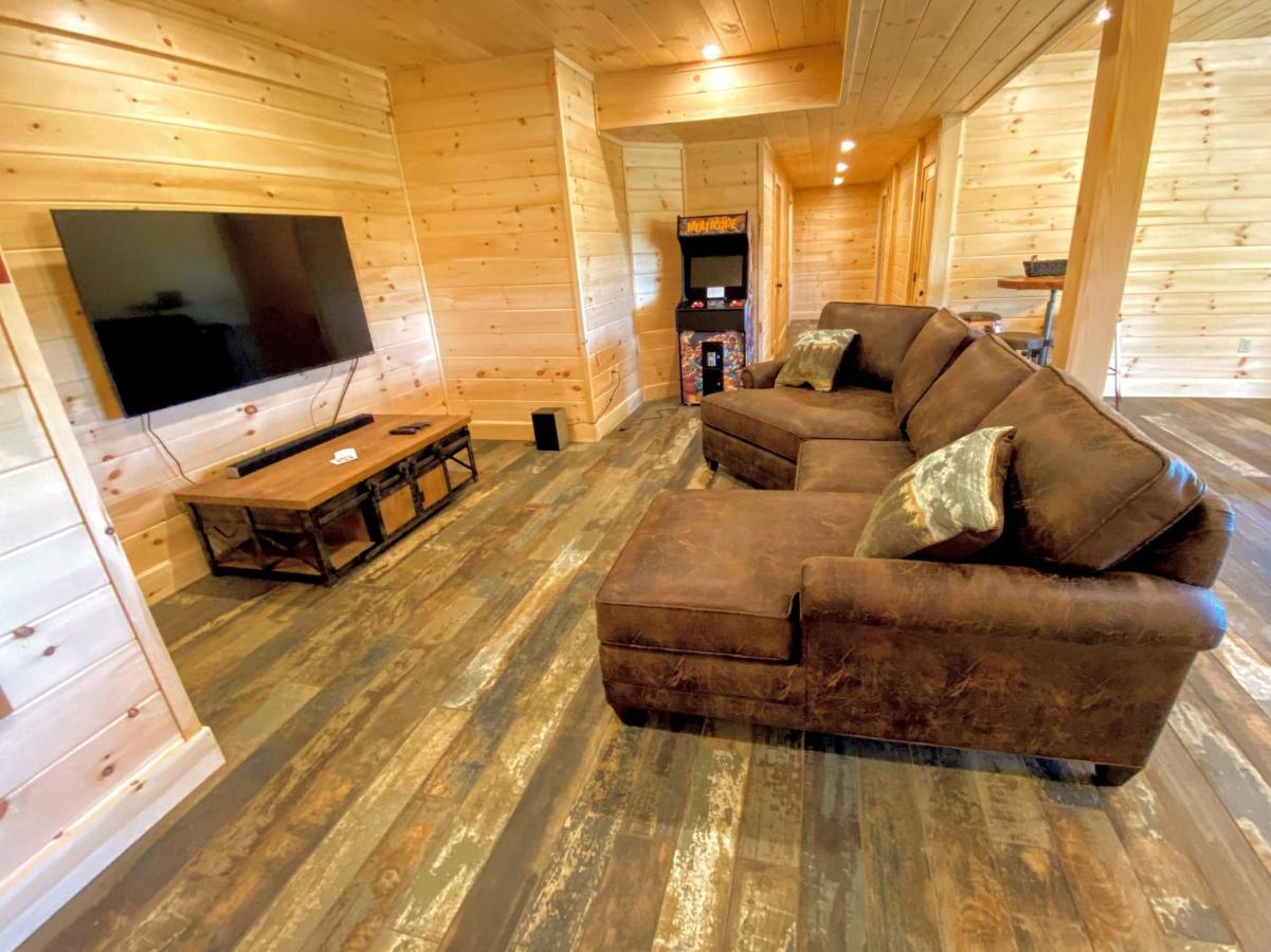  | UV Log home with direct Cannon Mountain views Minutes to attractions Fireplace, Pool Table, AC