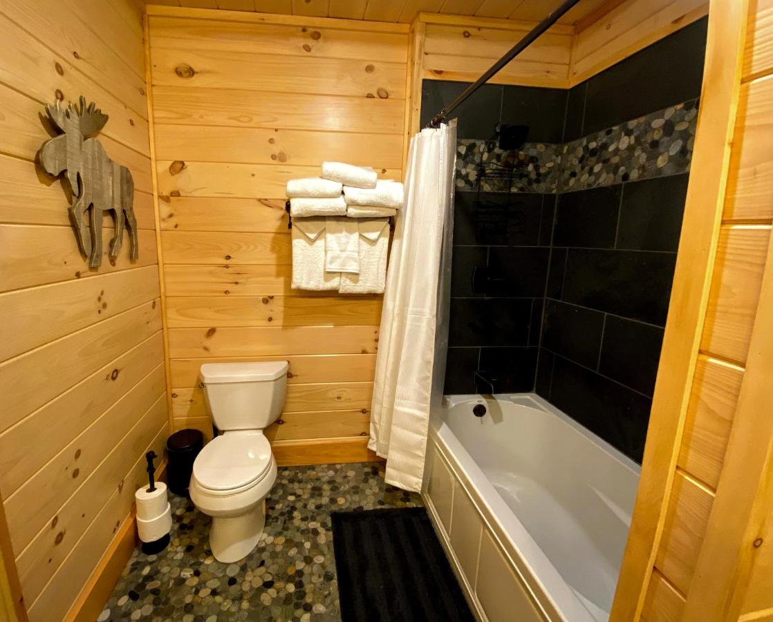  | UV Log home with direct Cannon Mountain views Minutes to attractions Fireplace, Pool Table, AC