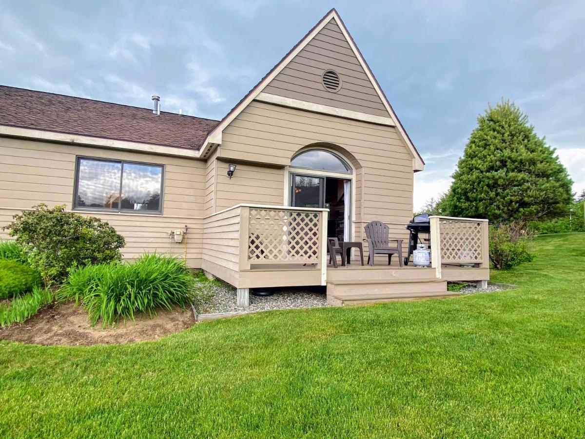 | F4 Warm Fairway Village Townhome, mountain views and large lawn So much to do