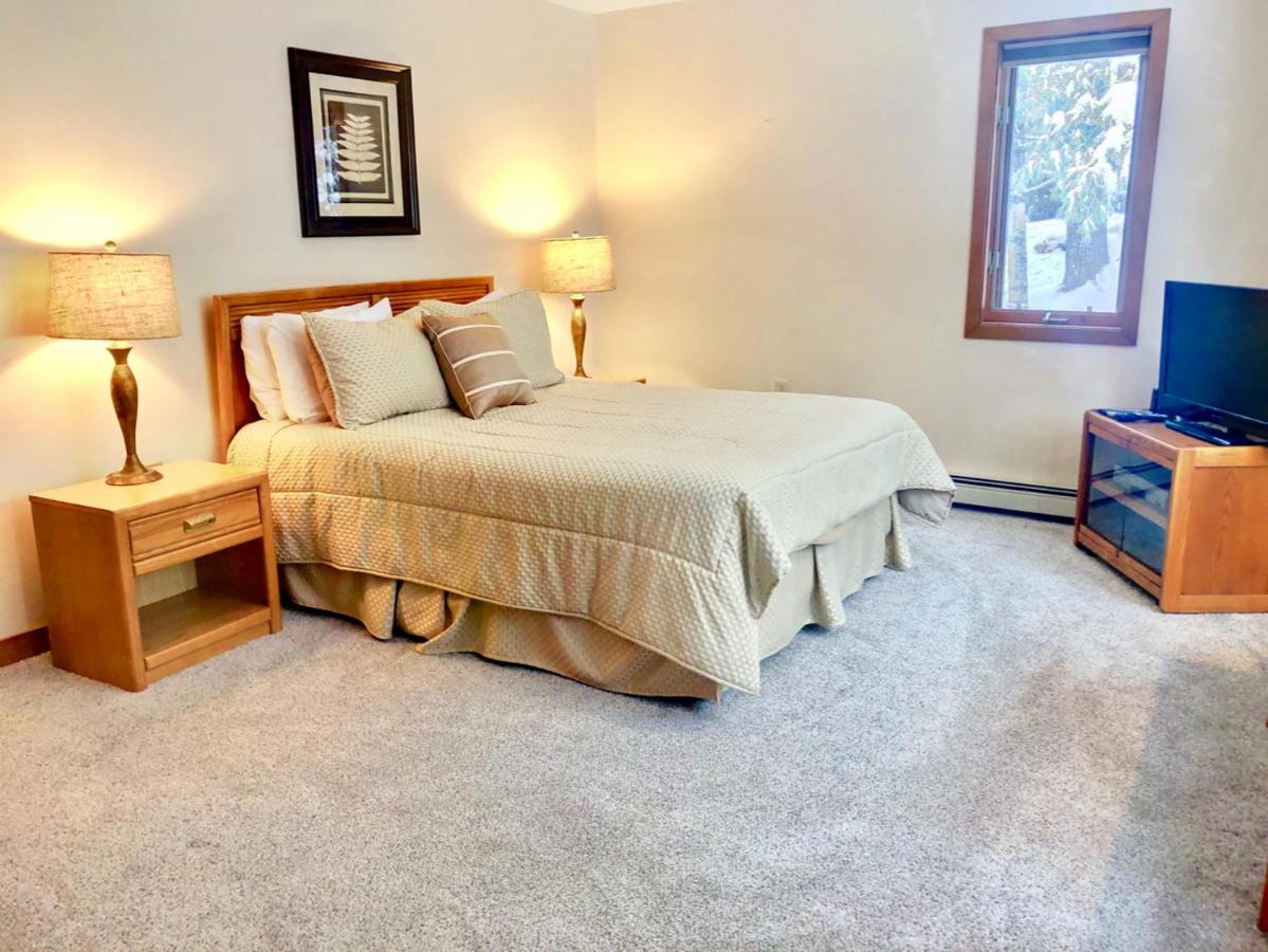 | O8 Renovated Forest Cottage Townhome with great Mt Washington views, fast wifi Walk to skiing